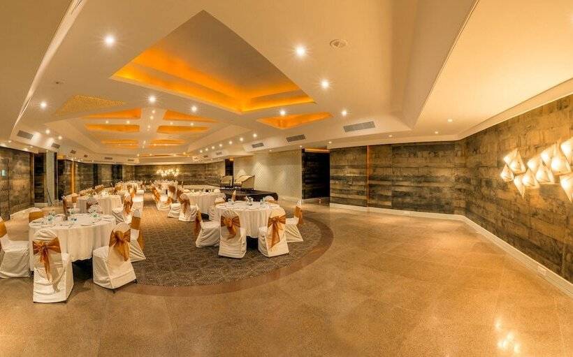 هتل Howard Plaza The Fern, Agra