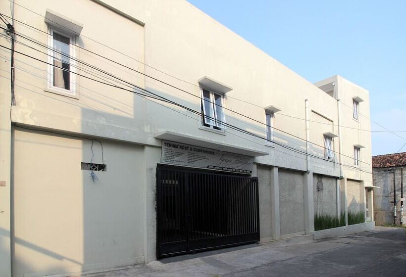 پانسیون Reddoorz Plus Near Upn Jogjakarta 2