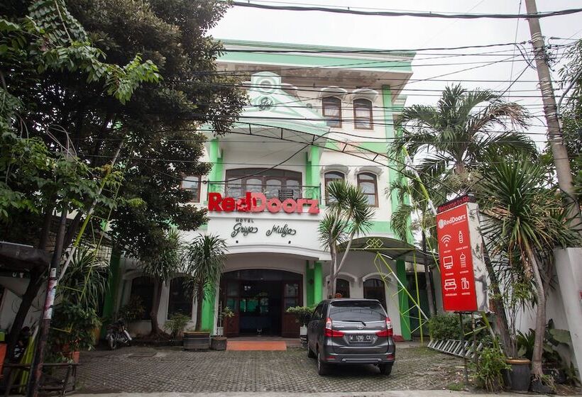 پانسیون Reddoorz @ Genteng Surabaya 2