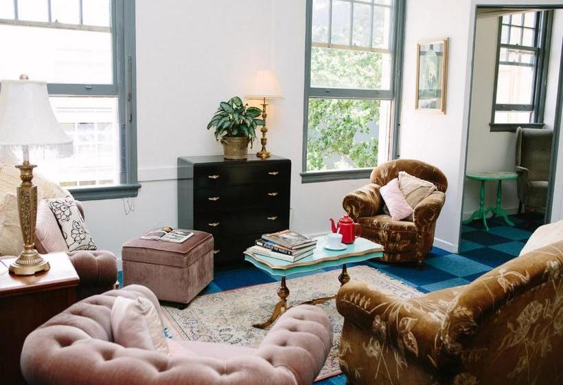 هاستل The Station Backpackers