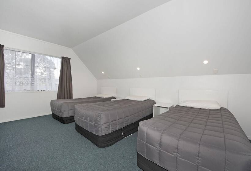 Camellia Court Motel