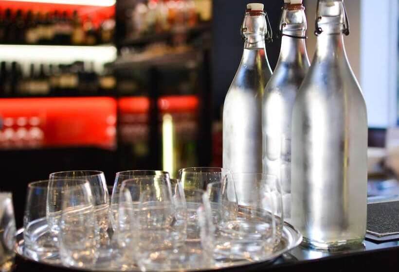 هتل Carnmore Chateau Marlborough