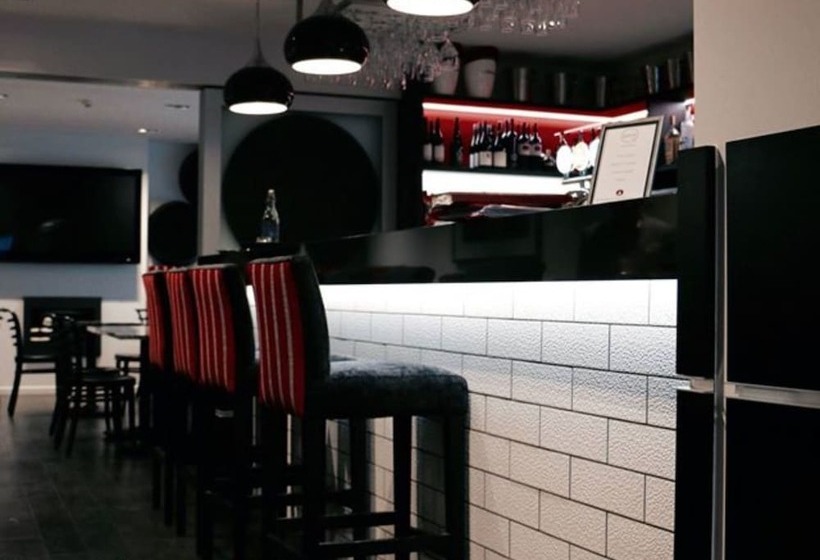 هتل Carnmore Chateau Marlborough