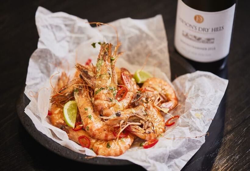 هتل Carnmore Chateau Marlborough