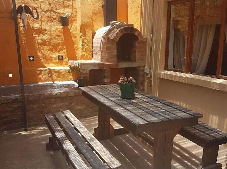פנסיון Trackers Inn