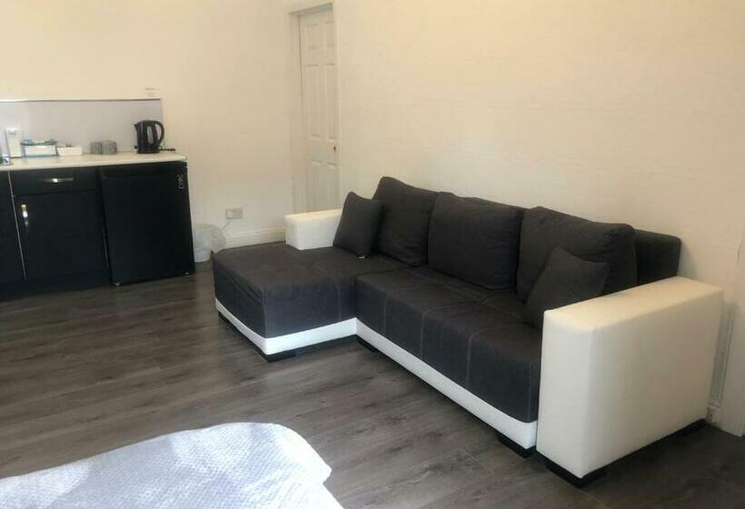 Отель Anchorage Guest House Also 1 Room Available With Hot Tub,must Be Booked Separately