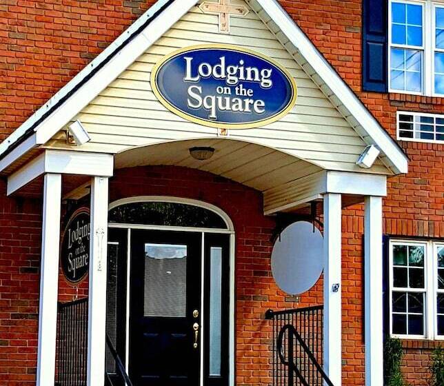 모텔 Lodging On The Square