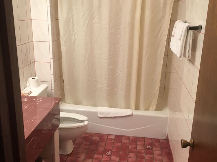 فندق على الطريق Midway Inn & Suites