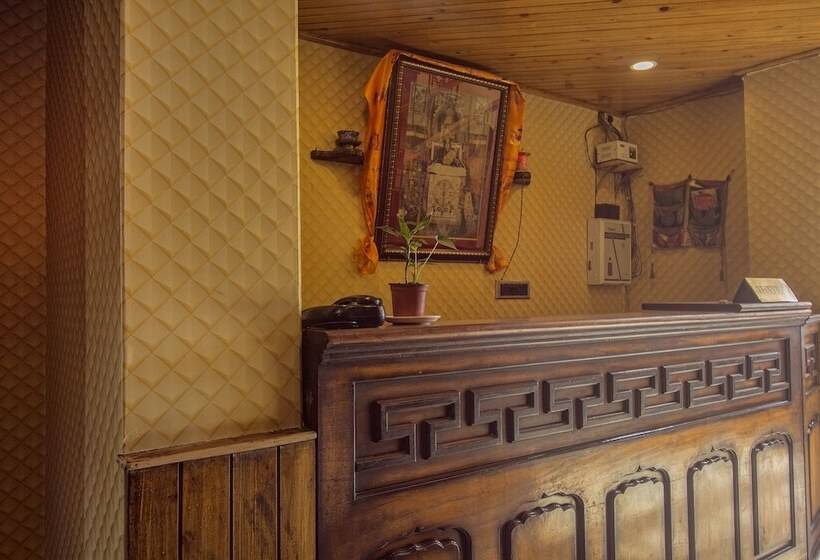 هتل Gompus By Oyo Rooms