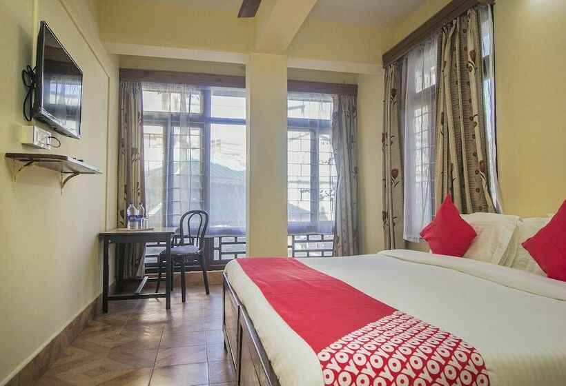 هتل Gompus By Oyo Rooms