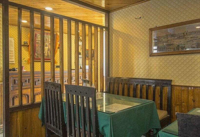 هتل Gompus By Oyo Rooms