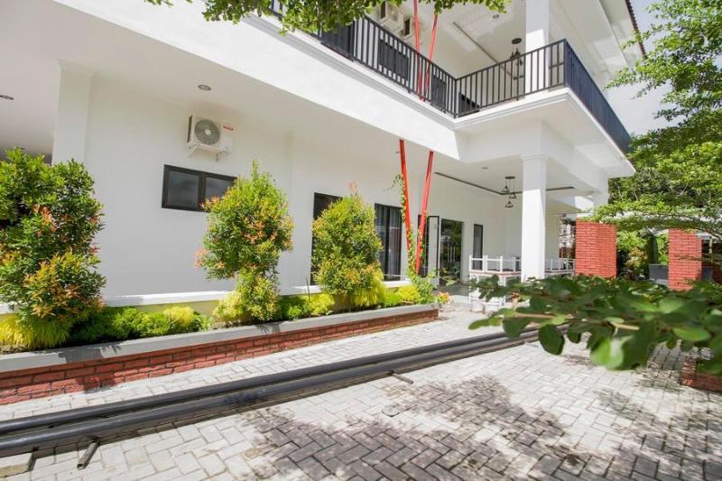 Отель Reddoorz Premium @ Setiabudi Medan