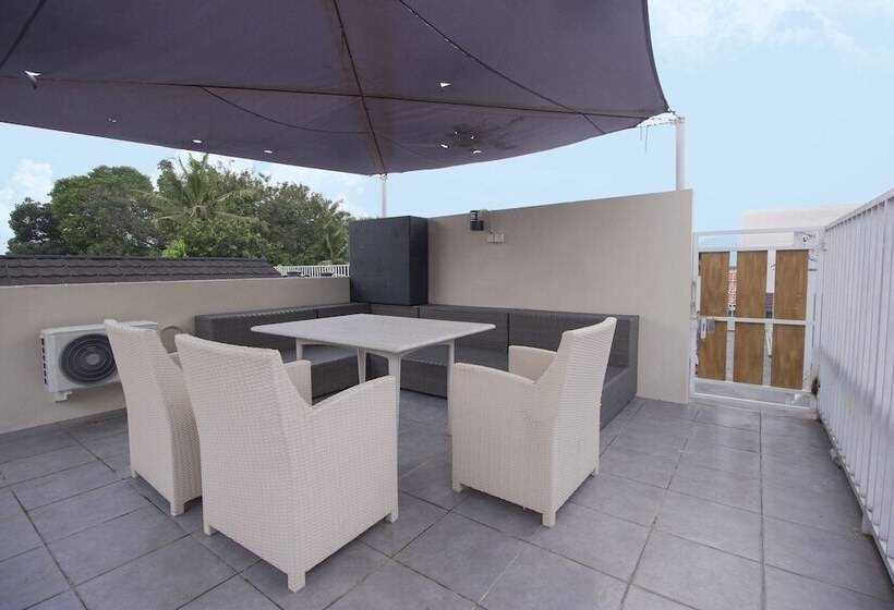 هتل Irooms Homestay By Oyo Rooms