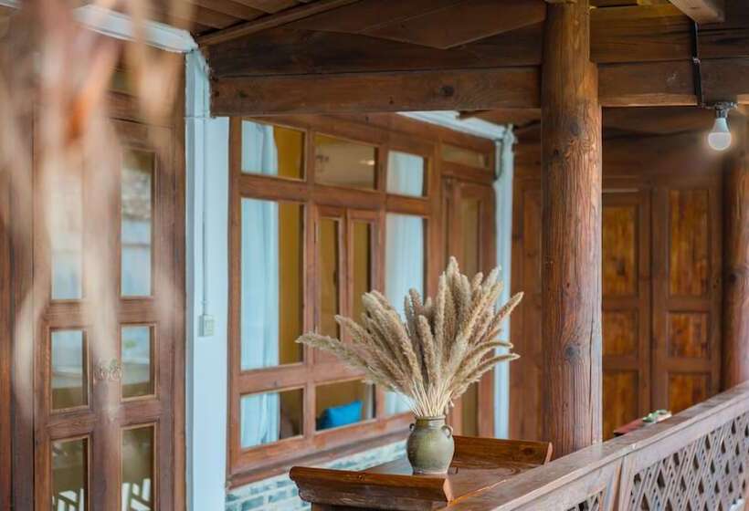 پانسیون Floral Joy Cat