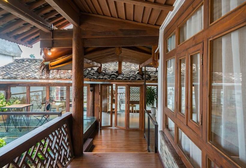 پانسیون Floral Joy Cat