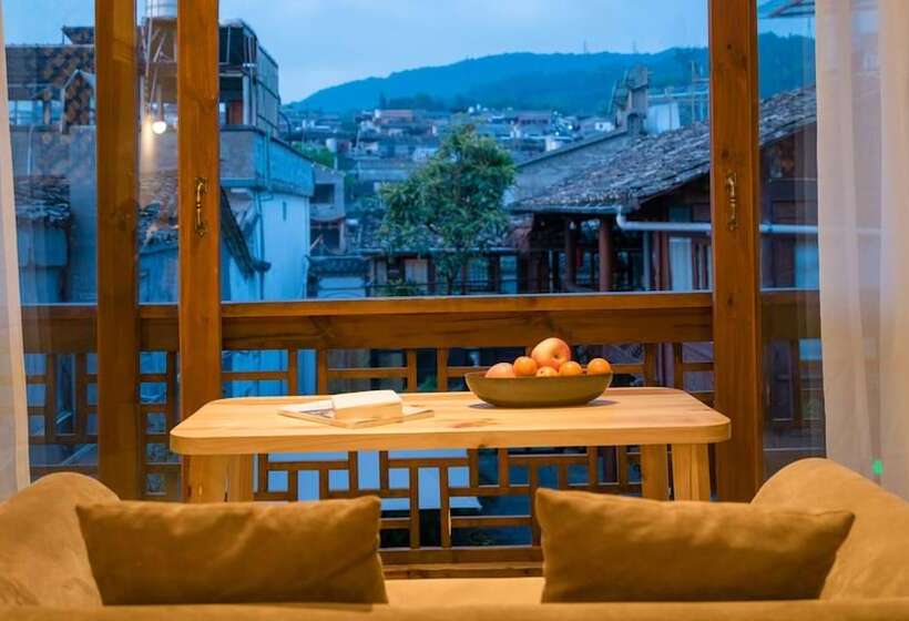 پانسیون Floral Joy Cat