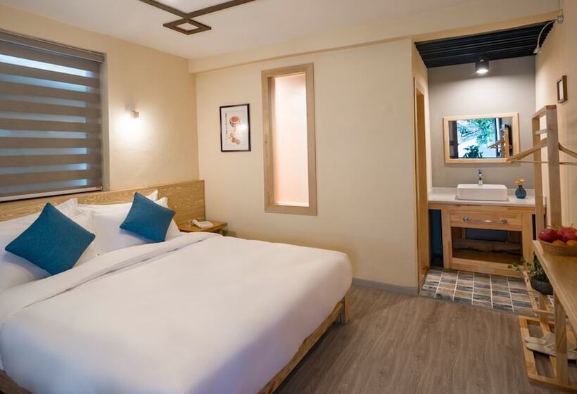 پانسیون Floral Joy Cat