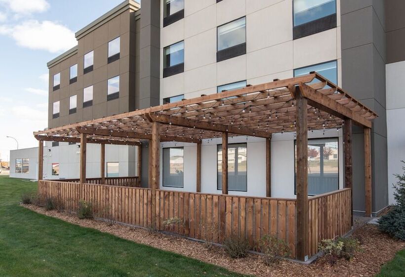 هتل Holiday Inn Express & Suites   North Battleford, An Ihg