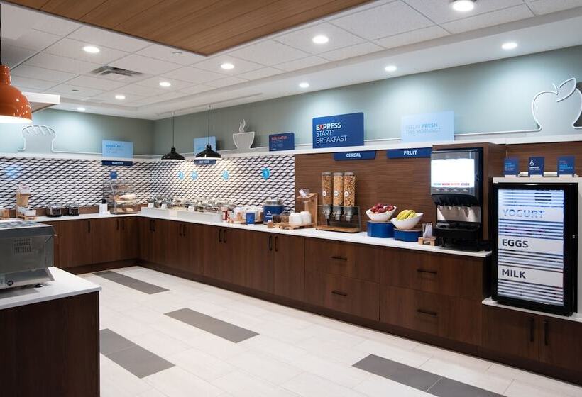 هتل Holiday Inn Express & Suites   North Battleford, An Ihg