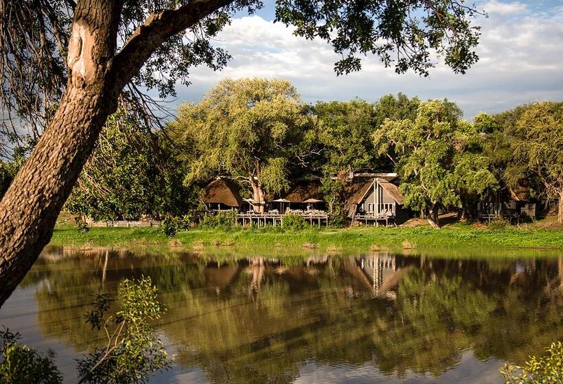 هتل Simbavati River Lodge