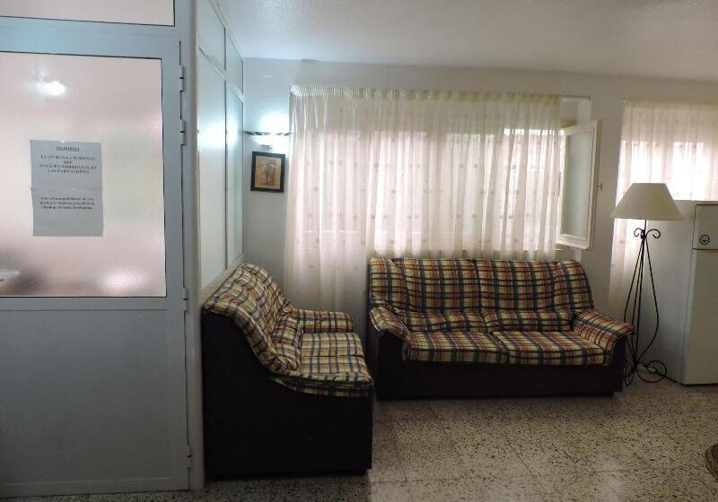 پانسیون Hostal Monreal