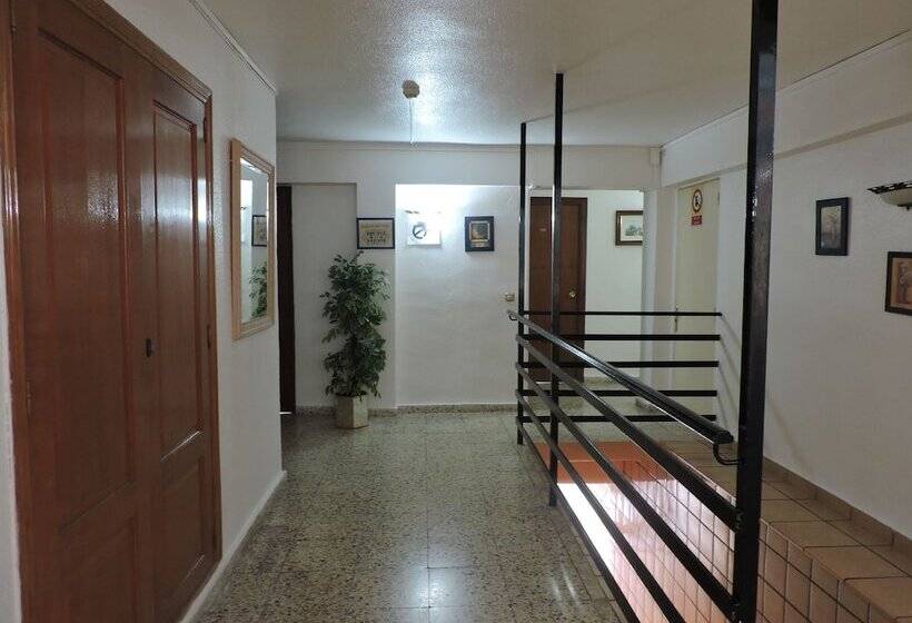 پانسیون Hostal Monreal
