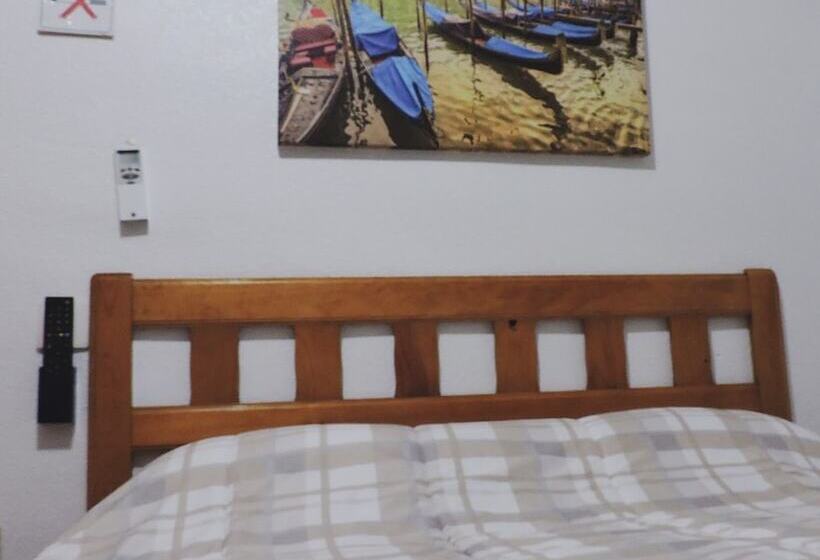 پانسیون Hostal Monreal