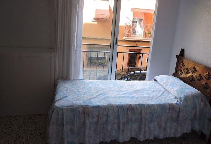 پانسیون Hostal Monreal