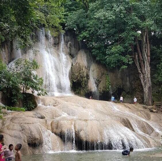 בית מלון כפרי Sai Yok Noi Blue Mountain Resort