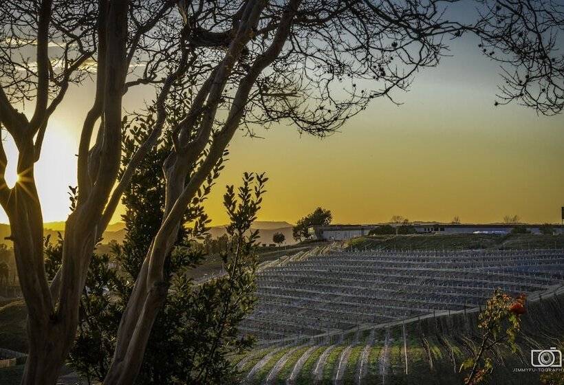 פונדק Europa Village Wineries And Resort