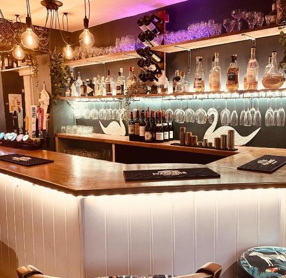 مبيت وإفطار The Swan Inn