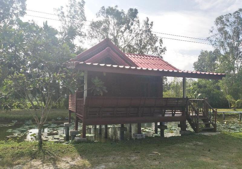 هتل Sarocha Resort Rayong