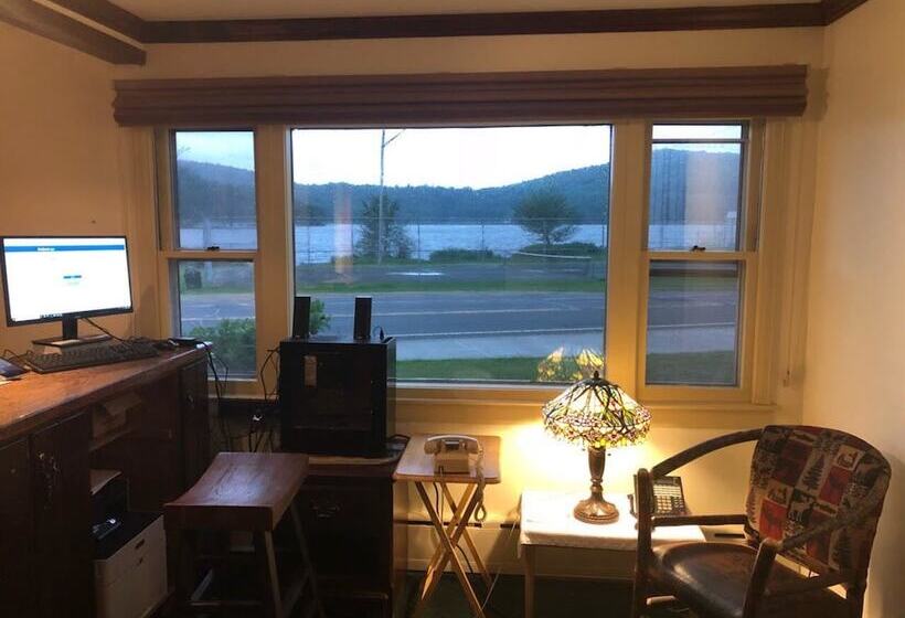 فندق على الطريق Sara Placid Inn & Suites