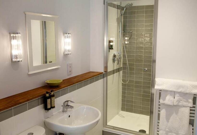 مسافرخانه The Rose And Crown