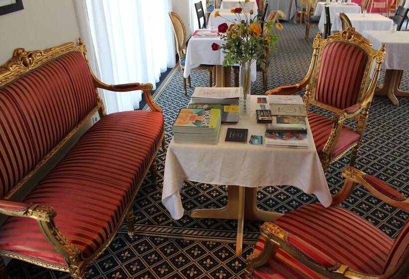 Отель Fleur De Lys Hazebrouck
