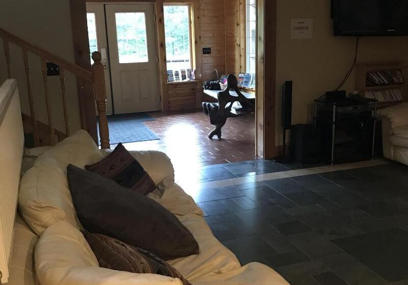 בית מלון כפרי Twin Peaks Lodge And Rv Park