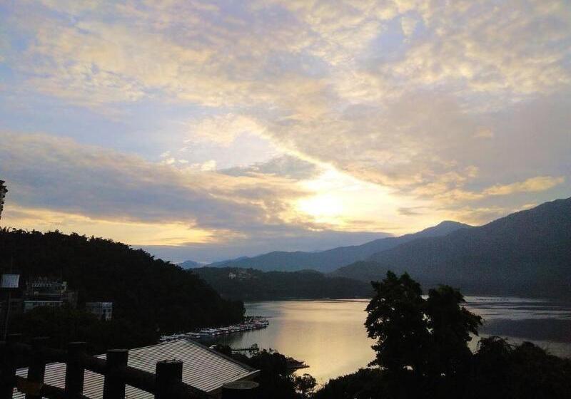 تختخواب و صبحانه Sun Moon Lake Crown Yu