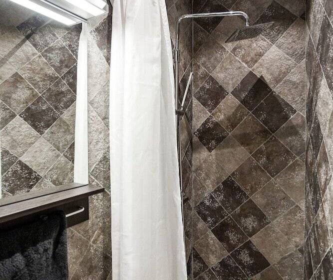 فندق Eight Rooms