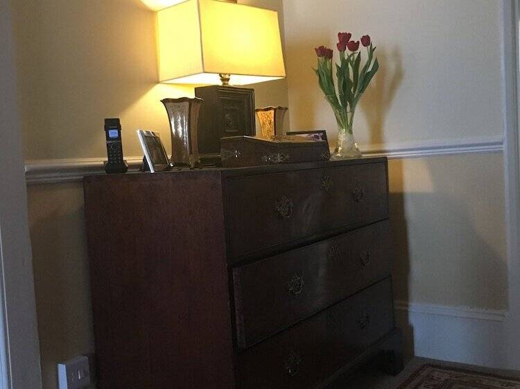 بنسيون Gladstone Guesthouse