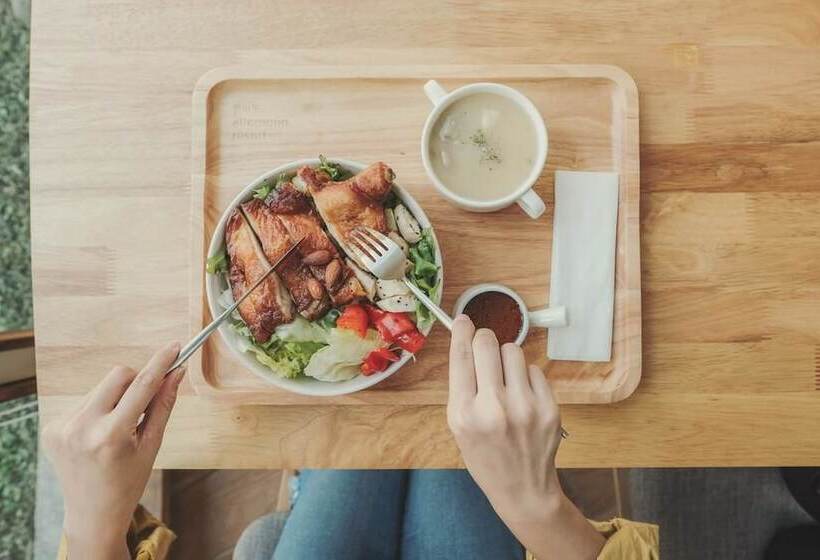 تختخواب و صبحانه Afternoon Resort