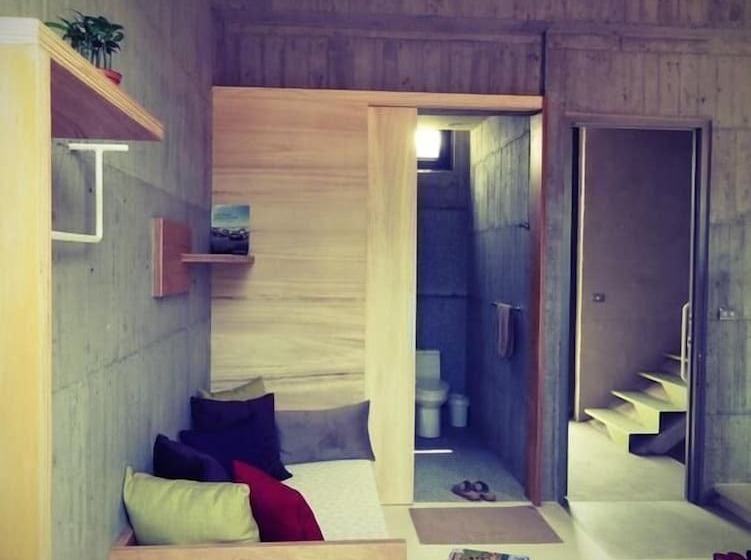 تختخواب و صبحانه One House