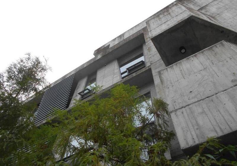 تختخواب و صبحانه One House