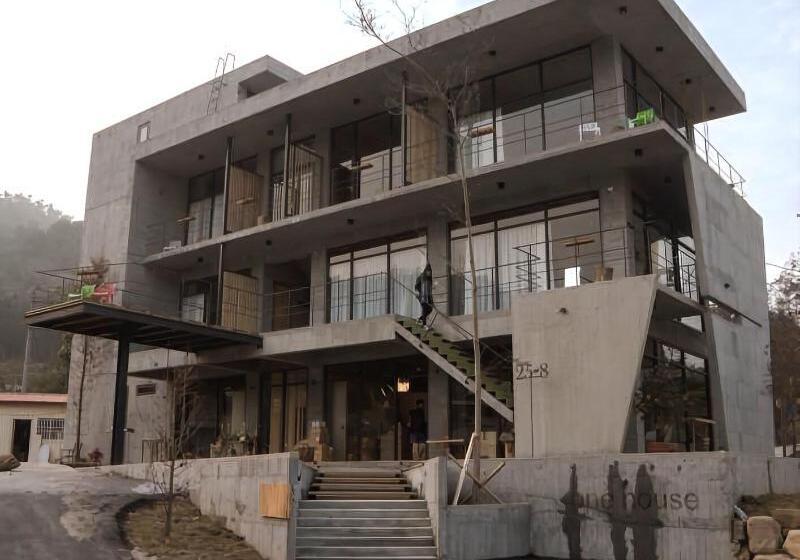 تختخواب و صبحانه One House