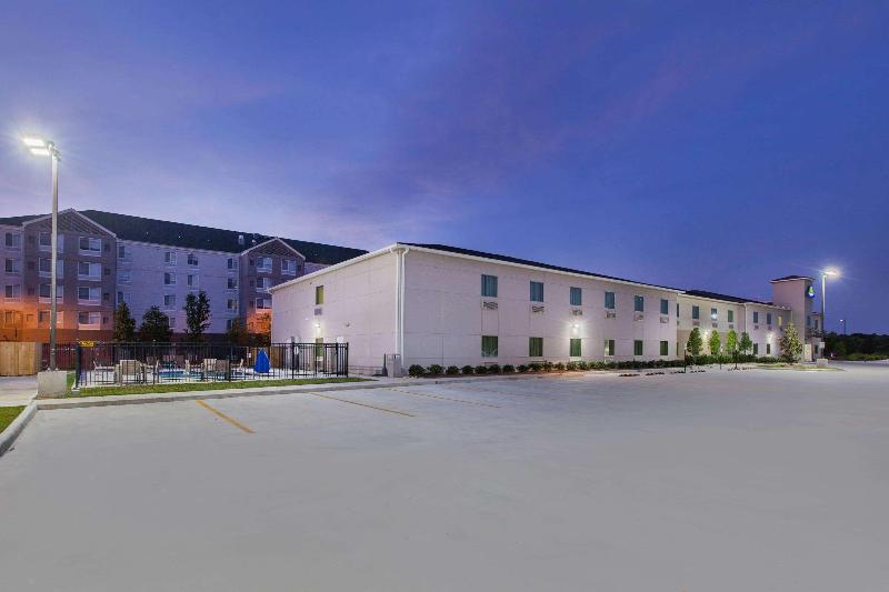 בית מלון כפרי Days Inn By Wyndham Baton Rouge Airport