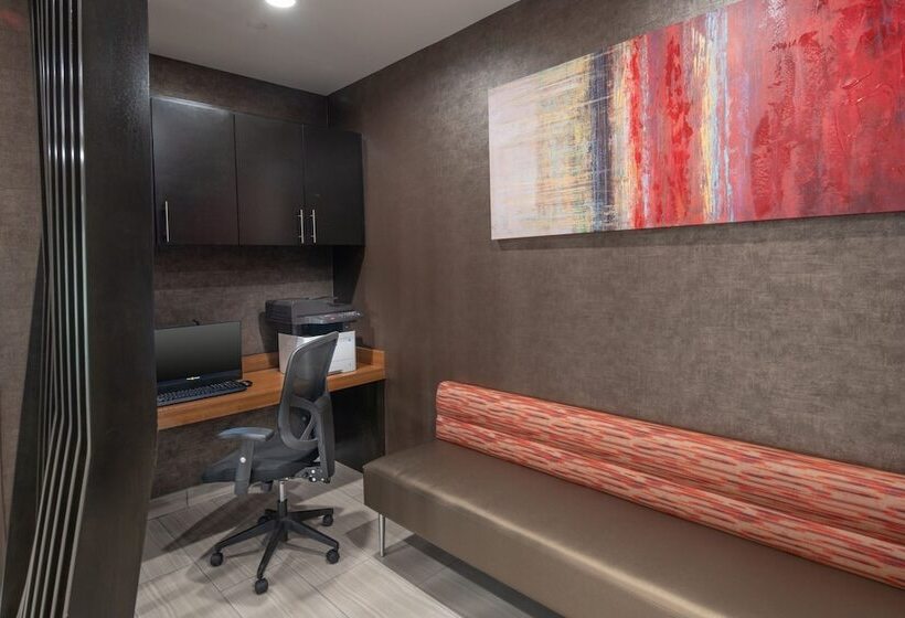 هتل Springhill Suites Dallas Central Expressway