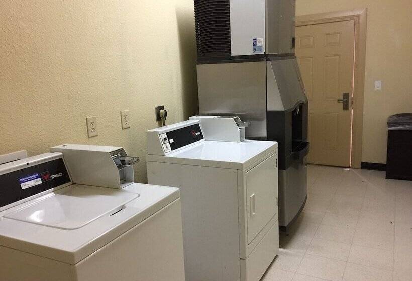 모텔 Pearsall Inn And Suites