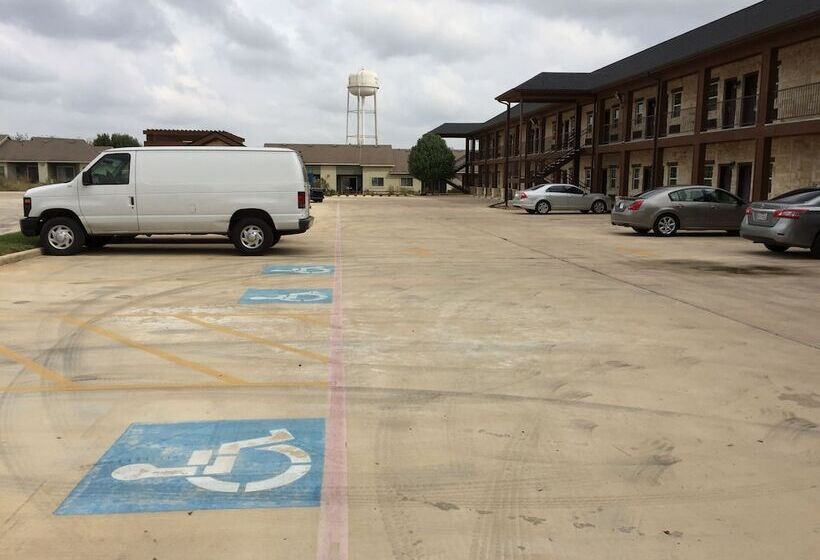 모텔 Pearsall Inn And Suites