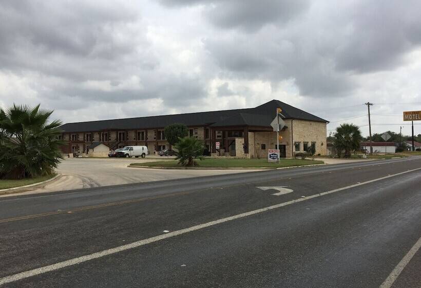 모텔 Pearsall Inn And Suites