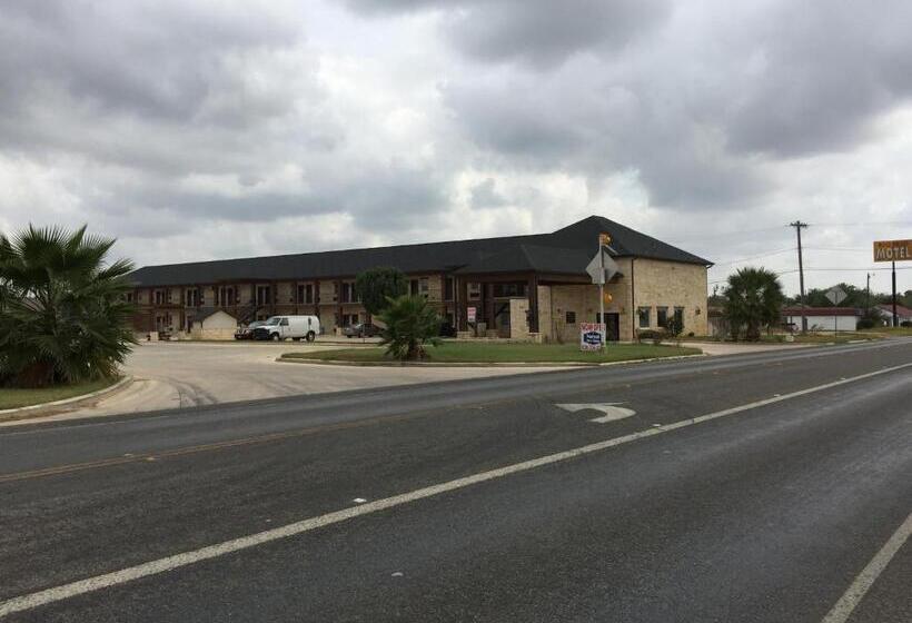 모텔 Pearsall Inn And Suites