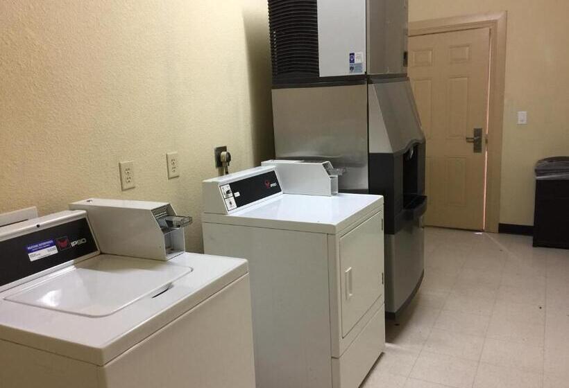 모텔 Pearsall Inn And Suites